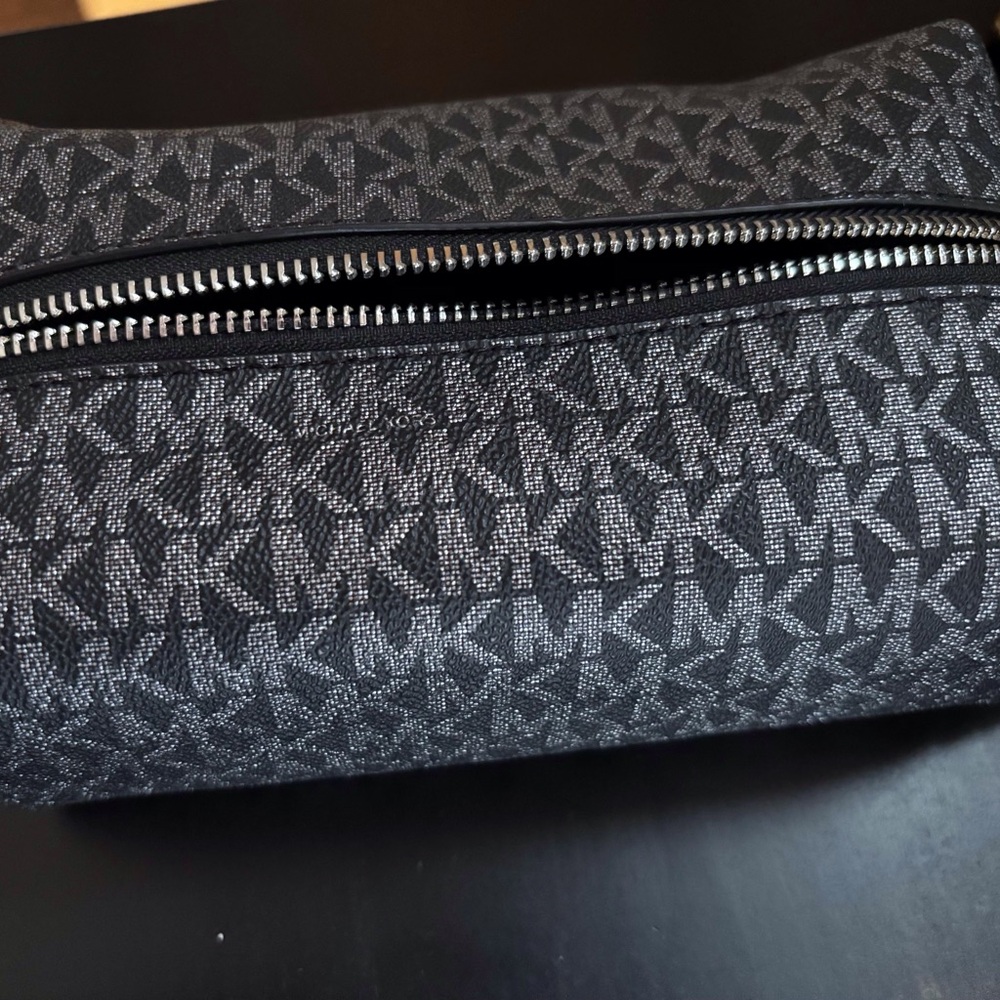 NWT Michael Kors Gray Monogram Toiletry Bag - Picture 2 of 5